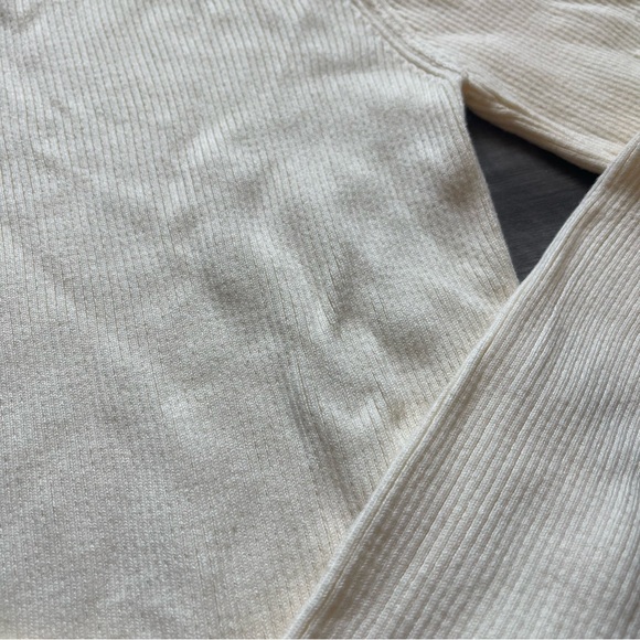 Urban Outfitters Cream Ribbed Knit Turtleneck Sweater - Picture 2 of 4